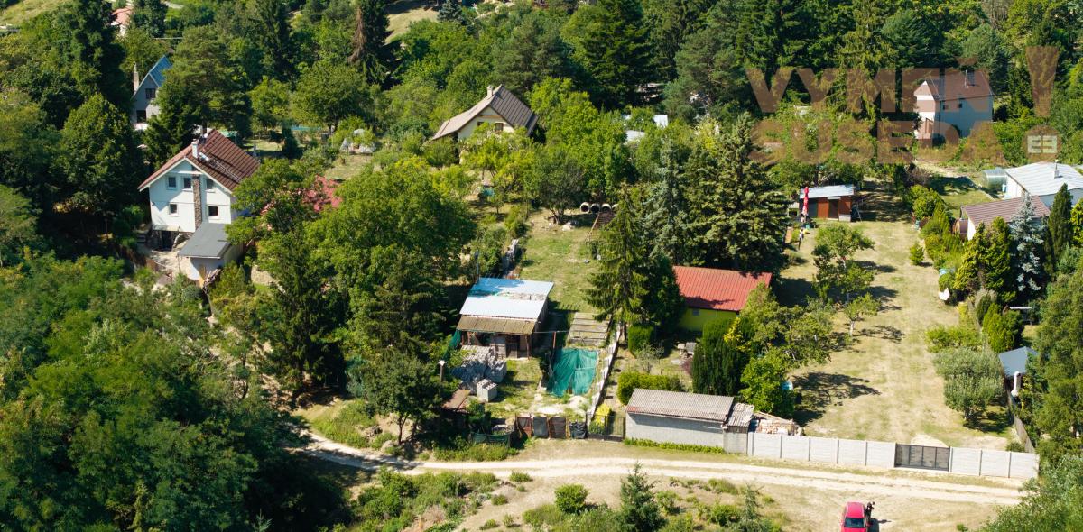 VYMEŇ SUSEDA! - Výnimočný Pozemok na predaj 1027 m2 Stupava – Nová Hora s výhľadom na Pajštún a do lesa.