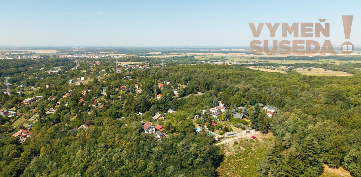 VYMEŇ SUSEDA! - Výnimočný Pozemok na predaj 1027 m2 Stupava – Nová Hora s výhľadom na Pajštún a do lesa.
