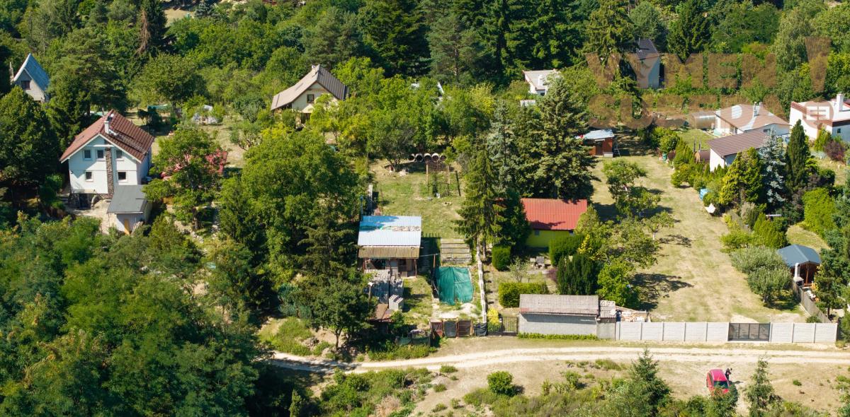 VYMEŇ SUSEDA! - Výnimočný Pozemok na predaj 1027 m2 Stupava – Nová Hora s výhľadom na Pajštún a do lesa.