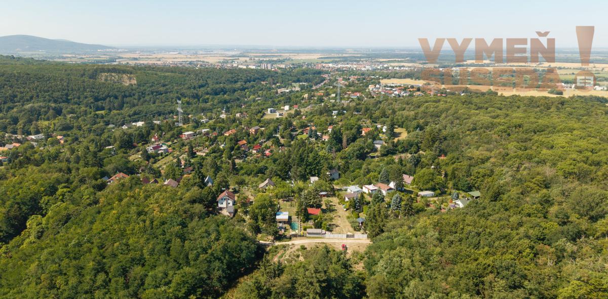 VYMEŇ SUSEDA! - Výnimočný Pozemok na predaj 1027 m2 Stupava – Nová Hora s výhľadom na Pajštún a do lesa.