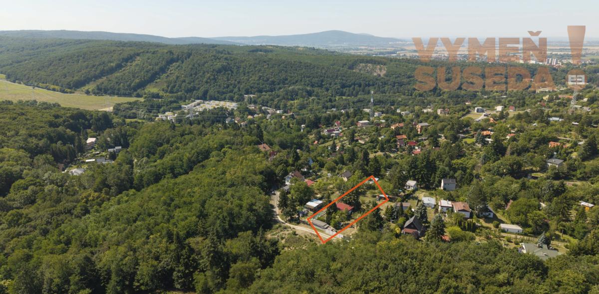 VYMEŇ SUSEDA! - Výnimočný Pozemok na predaj 1027 m2 Stupava – Nová Hora s výhľadom na Pajštún a do lesa.