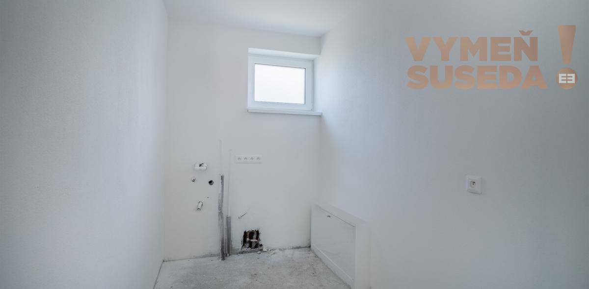 VYMEŇ SUSEDA - SKVELE RIEŠENÝ 4 IZB. TEHLOVÝ RODINNÝ DOM NA KONCI SLEPEJ ULICE, HVIEZDOSLAVOV