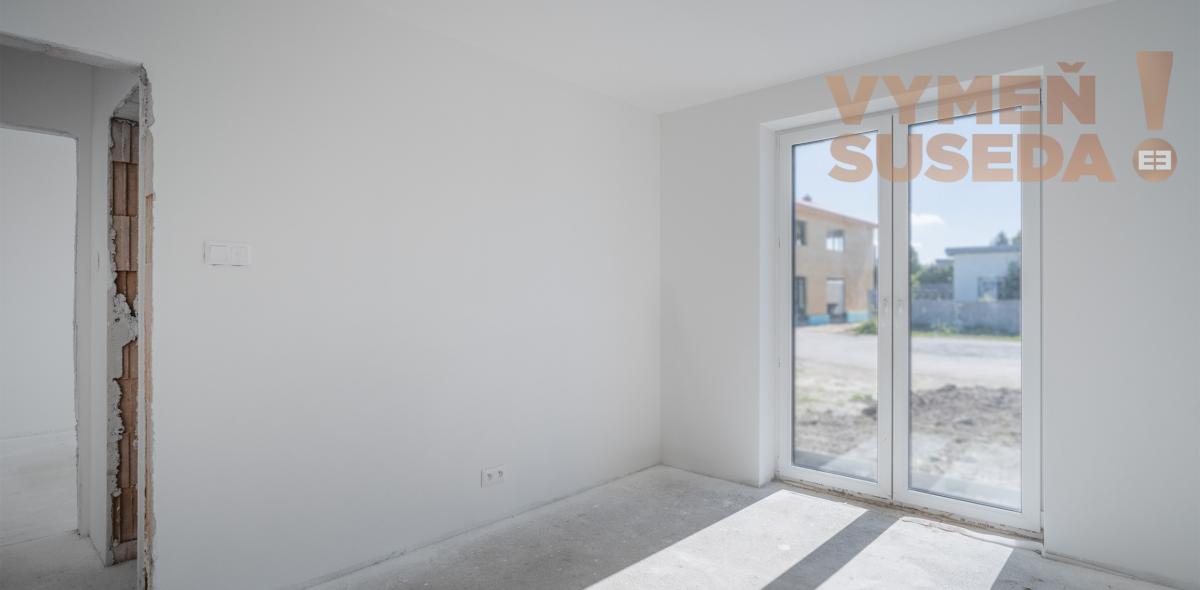 VYMEŇ SUSEDA - SKVELE RIEŠENÝ 4 IZB. TEHLOVÝ RODINNÝ DOM NA KONCI SLEPEJ ULICE, HVIEZDOSLAVOV