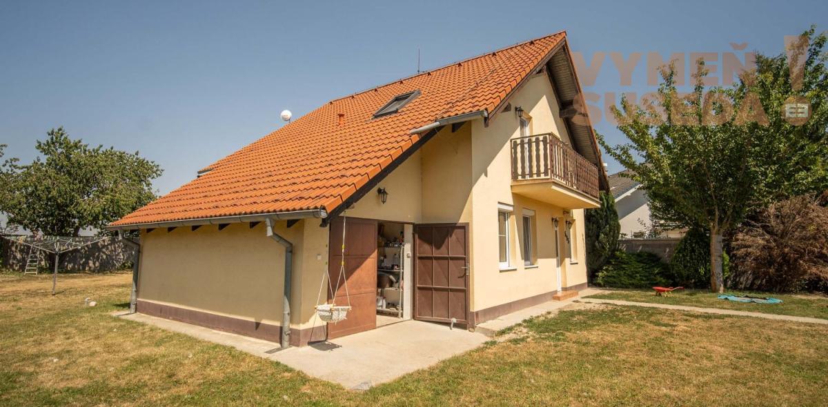 VYMEŇ SUSEDA – Na predaj výnimočný 5 izbový rodinný dom s garážou a veľkým pozemkom, Hamuliakovo.
