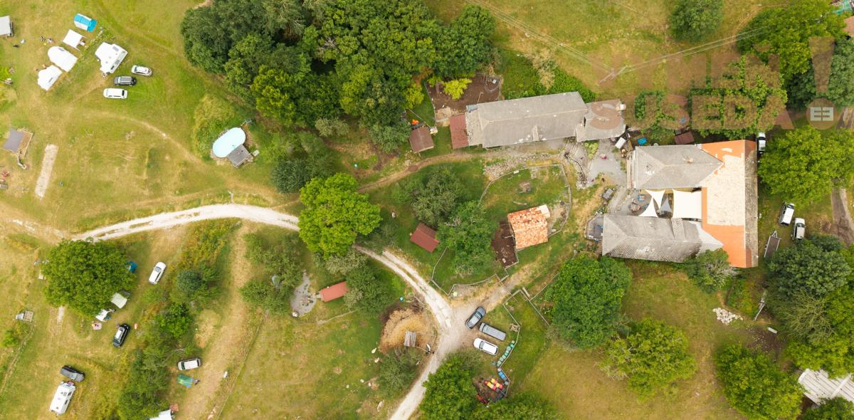 Predaj zabehnutého vidieckeho rezortu s ubytovaním, kempom a mimoriadnym potenciálom pre rozvoj | Modrá Farma