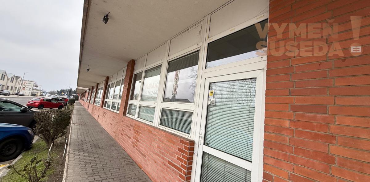 VYMEŇ SUSEDA! PRENÁJOM OBCHODNÉHO PRIESTORU v Bratislave (Petržalke) na Kopčianskej ulici s možnosťou parkovacieho státia.