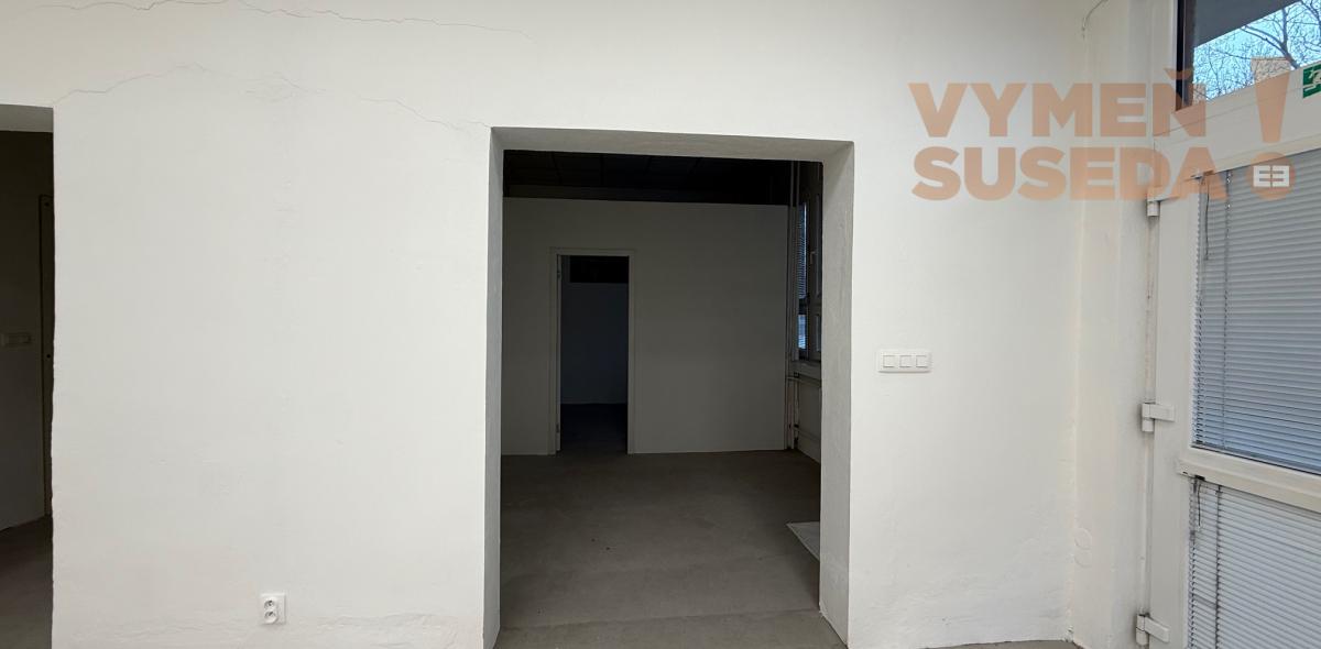VYMEŇ SUSEDA! PRENÁJOM OBCHODNÉHO PRIESTORU v Bratislave (Petržalke) na Kopčianskej ulici s možnosťou parkovacieho státia.