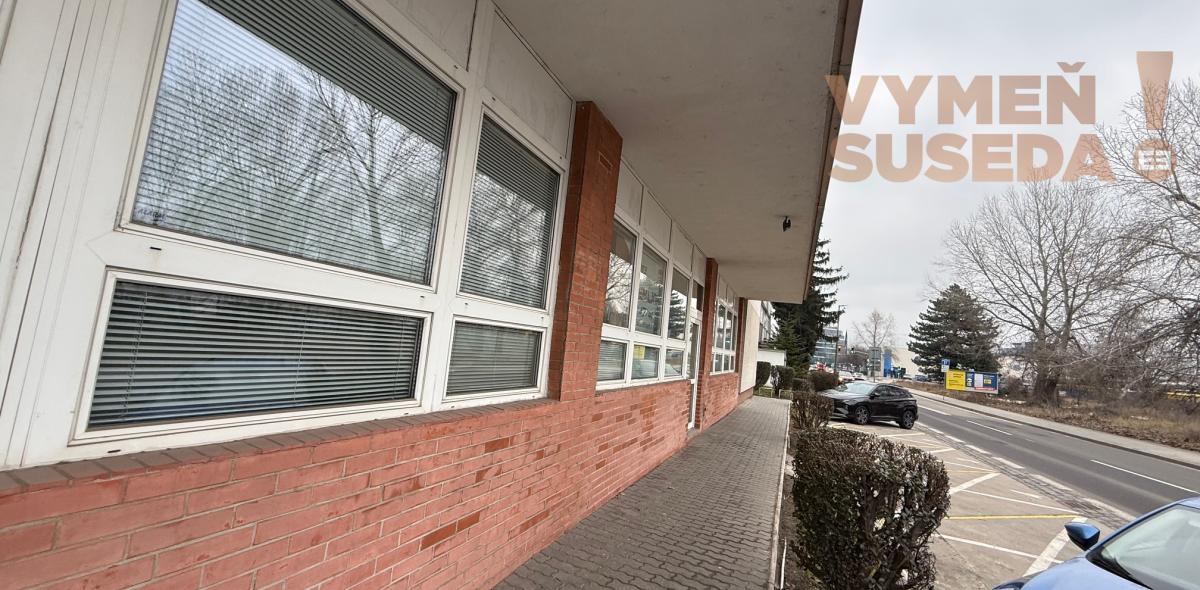 VYMEŇ SUSEDA! PRENÁJOM OBCHODNÉHO PRIESTORU v Bratislave (Petržalke) na Kopčianskej ulici s možnosťou parkovacieho státia.