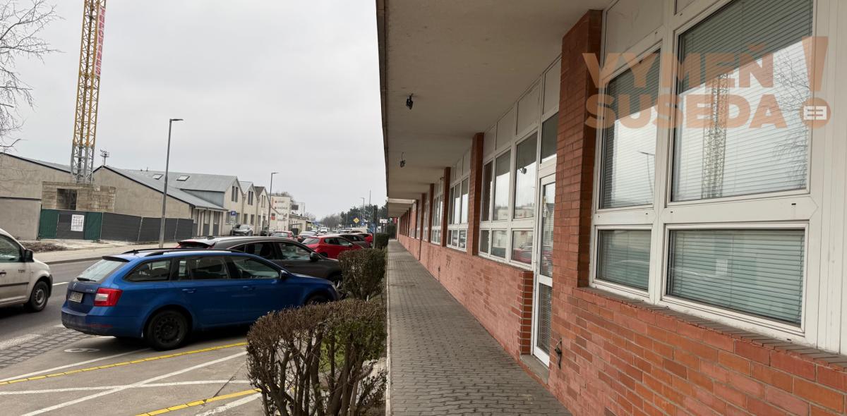 VYMEŇ SUSEDA! PRENÁJOM OBCHODNÉHO PRIESTORU v Bratislave (Petržalke) na Kopčianskej ulici s možnosťou parkovacieho státia.