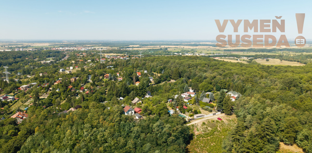 VYMEŇ SUSEDA! - Výnimočný Pozemok na predaj 1027 m2 Stupava – Nová Hora s výhľadom na Pajštún a do lesa.