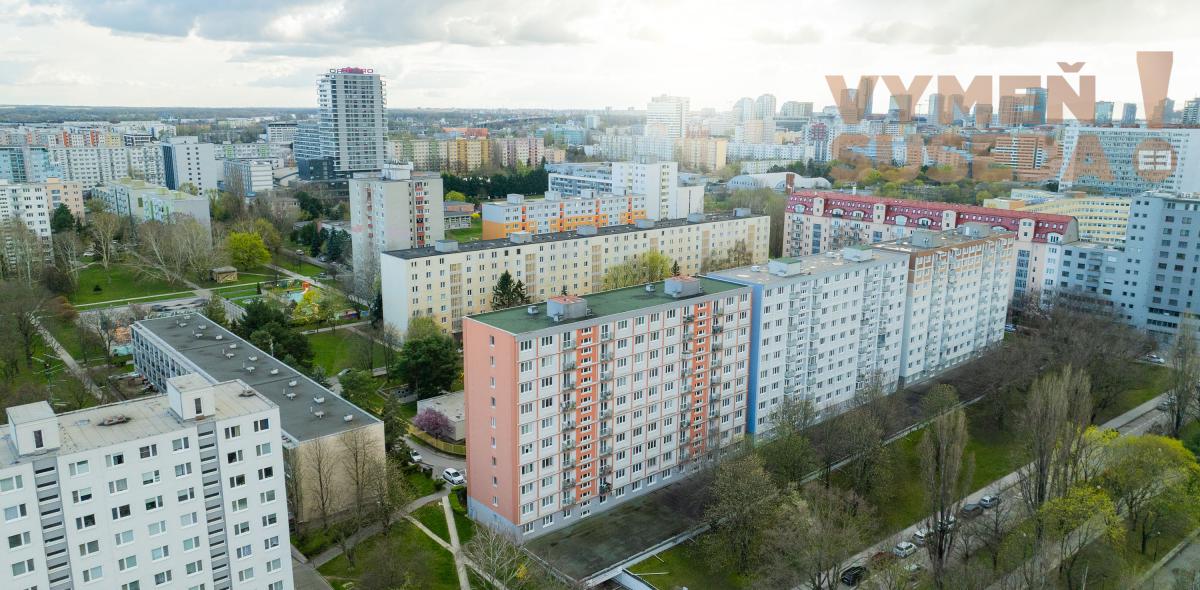 VYMEŇ SUSEDA! - VÝNIMOČNÝ 2 IZB. ZREKONŠTRUOVANÝ BYT, BALKÓNOM, VYHĽADÁVANÁ LOKALITA RUŽINOV, ASTROVÁ UL., BA II.