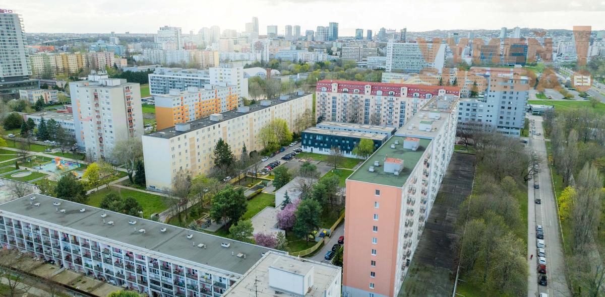 VYMEŇ SUSEDA! - VÝNIMOČNÝ 2 IZB. ZREKONŠTRUOVANÝ BYT, BALKÓNOM, VYHĽADÁVANÁ LOKALITA RUŽINOV, ASTROVÁ UL., BA II.