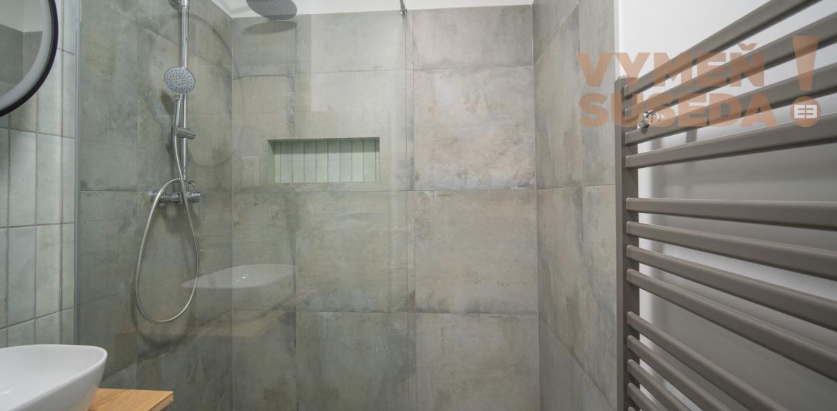 VYMEŇ SUSEDA! - KOMPLETNE ZREKONŠTRUOVANÝ 3 IZB. BYT S LOGGIOU, BRATISLAVSKÁ, PIEŠŤANY