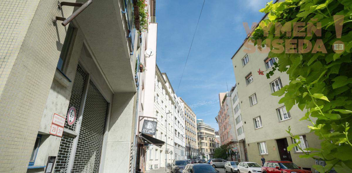 VYMEŇ SUSEDA! – VÝNIMOČNÝ, KOMPLETNE ZREKONŠTRUOVANÝ 3 IZB. BYT S DVOMA LODŽIAMI V STAROM MESTE, MEDENÁ UL.
