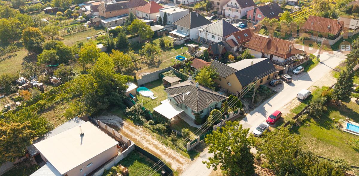 VYMEŇ SUSEDA! – VÝNIMOČNÝ 4-IZBOVÝ RODINNÝ DOM S BAZÉNOM PRI KAŠTIELI, BUDMERICE
