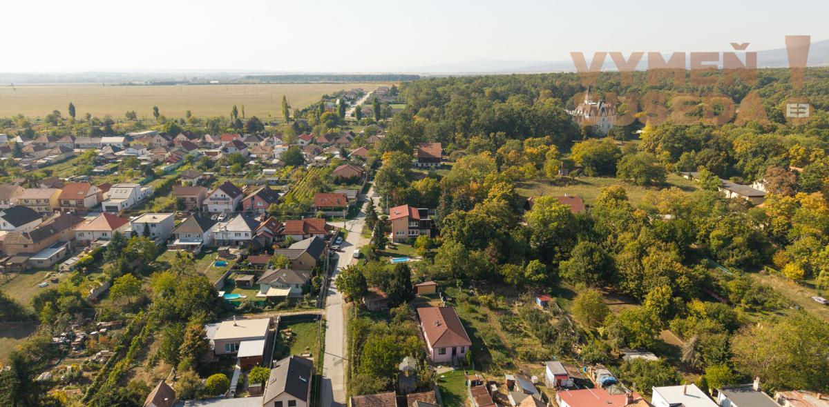 VYMEŇ SUSEDA! – VÝNIMOČNÝ 4-IZBOVÝ RODINNÝ DOM S BAZÉNOM PRI KAŠTIELI, BUDMERICE