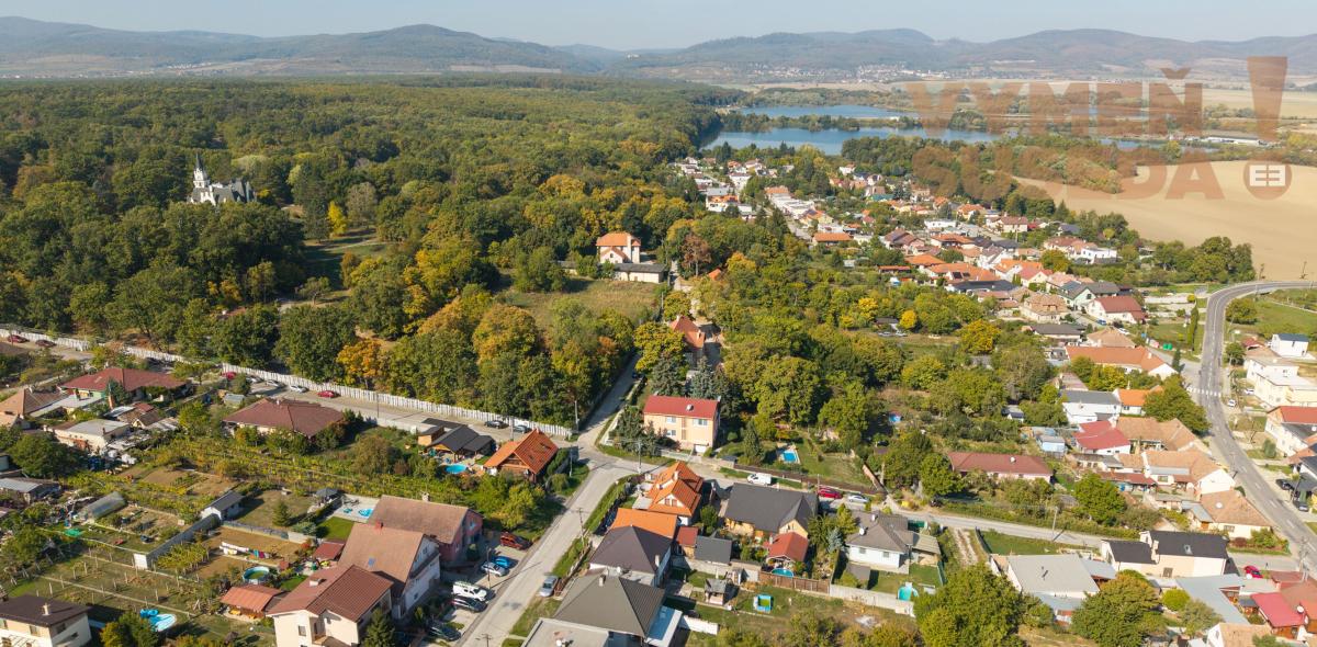 VYMEŇ SUSEDA! – VÝNIMOČNÝ 4-IZBOVÝ RODINNÝ DOM S BAZÉNOM PRI KAŠTIELI, BUDMERICE