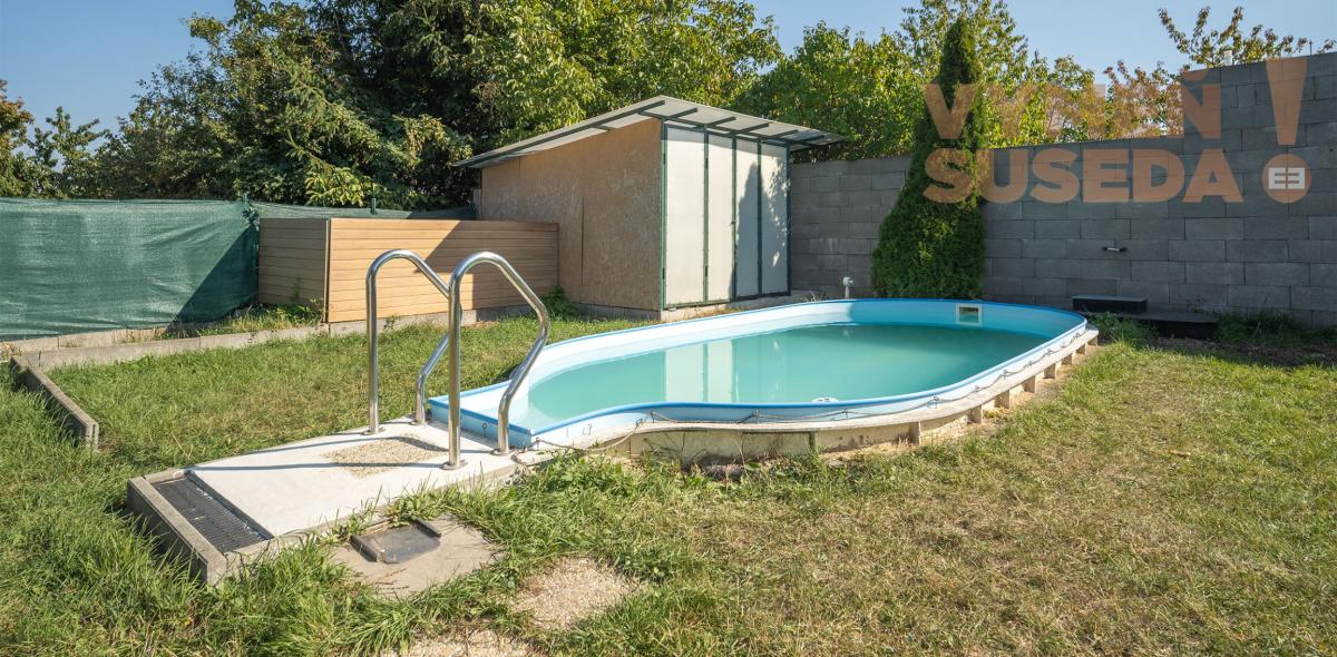 VYMEŇ SUSEDA! – VÝNIMOČNÝ 4-IZBOVÝ RODINNÝ DOM S BAZÉNOM PRI KAŠTIELI, BUDMERICE