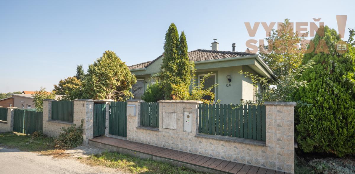 VYMEŇ SUSEDA! – VÝNIMOČNÝ 4-IZBOVÝ RODINNÝ DOM S BAZÉNOM PRI KAŠTIELI, BUDMERICE