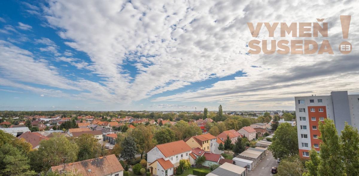 VYMEŇ SUSEDA! – Na predaj výnimočný 3 izbový byt s loggiou v srdci Šamorína /Gazdovský rad/