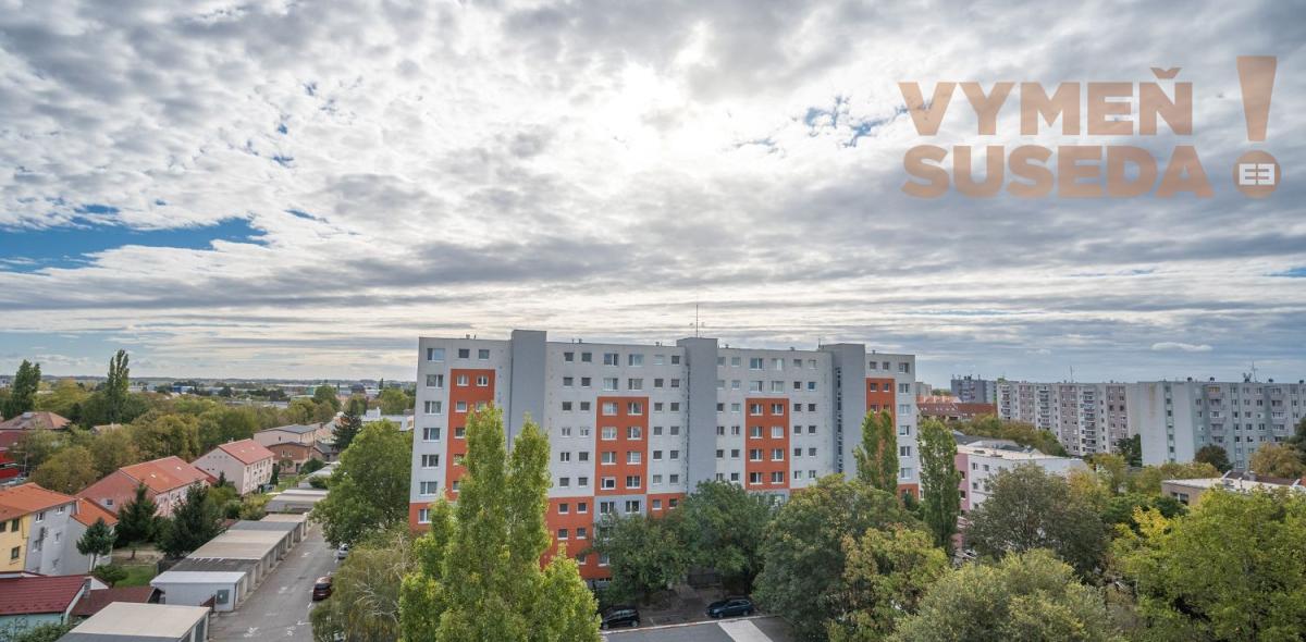 VYMEŇ SUSEDA! – Na predaj výnimočný 3 izbový byt s loggiou v srdci Šamorína /Gazdovský rad/