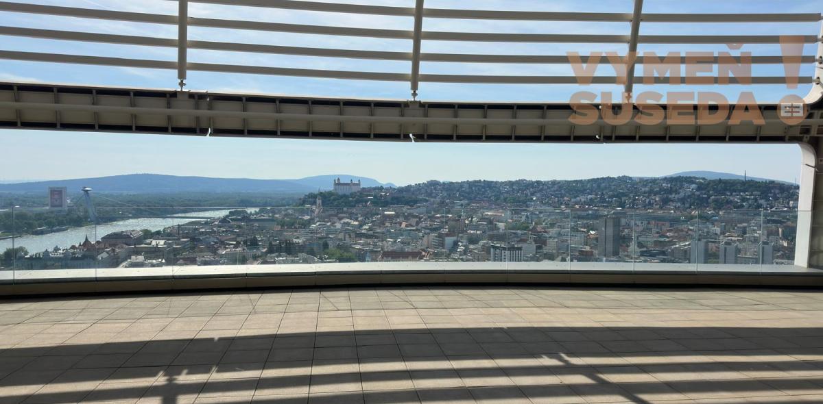 VYMEŇ SUSEDA! – ŠTÝLOVÝ 2-IZBOVÝ BYT S LOGGIOU A VÝHĽADOM NA JURKOVIČOVU TEPLÁREŇ, SKY PARK, BRATISLAVA