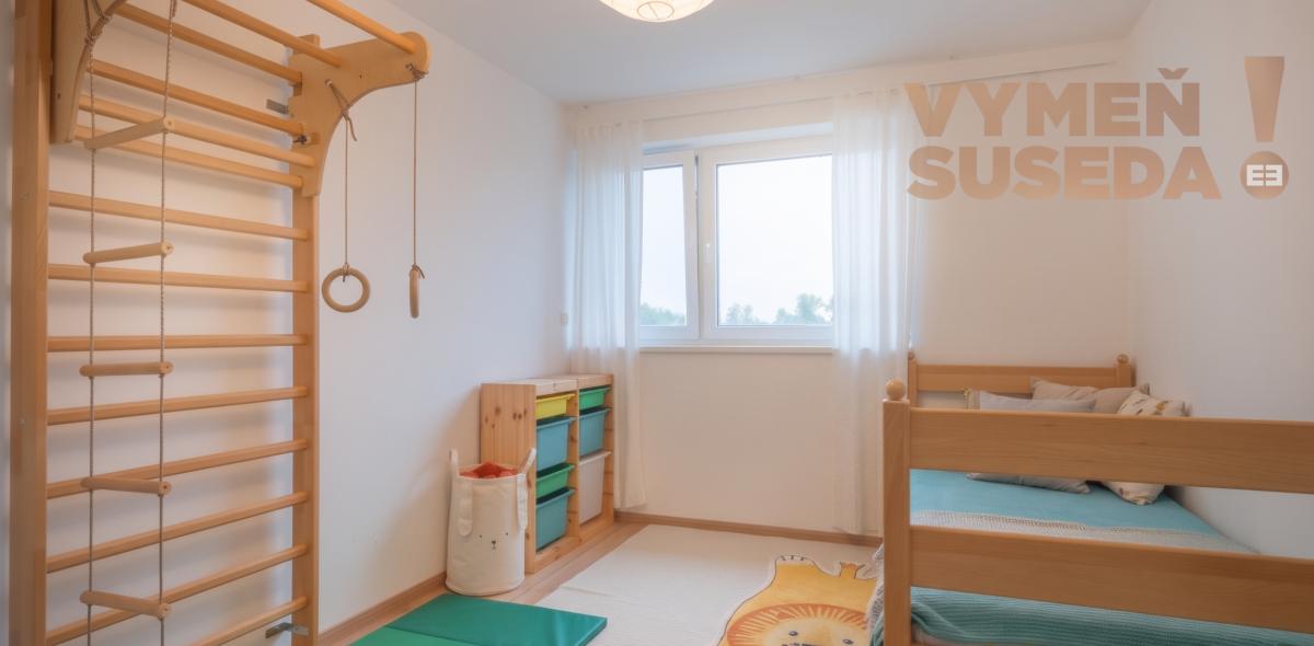 VYMEŇ SUSEDA – MODERNÝ 4-IZBOVÝ RADOVÝ DOM S UDRŽIAVANOU ZÁHRADOU A TERASOU, NOVÁ DEDINKA