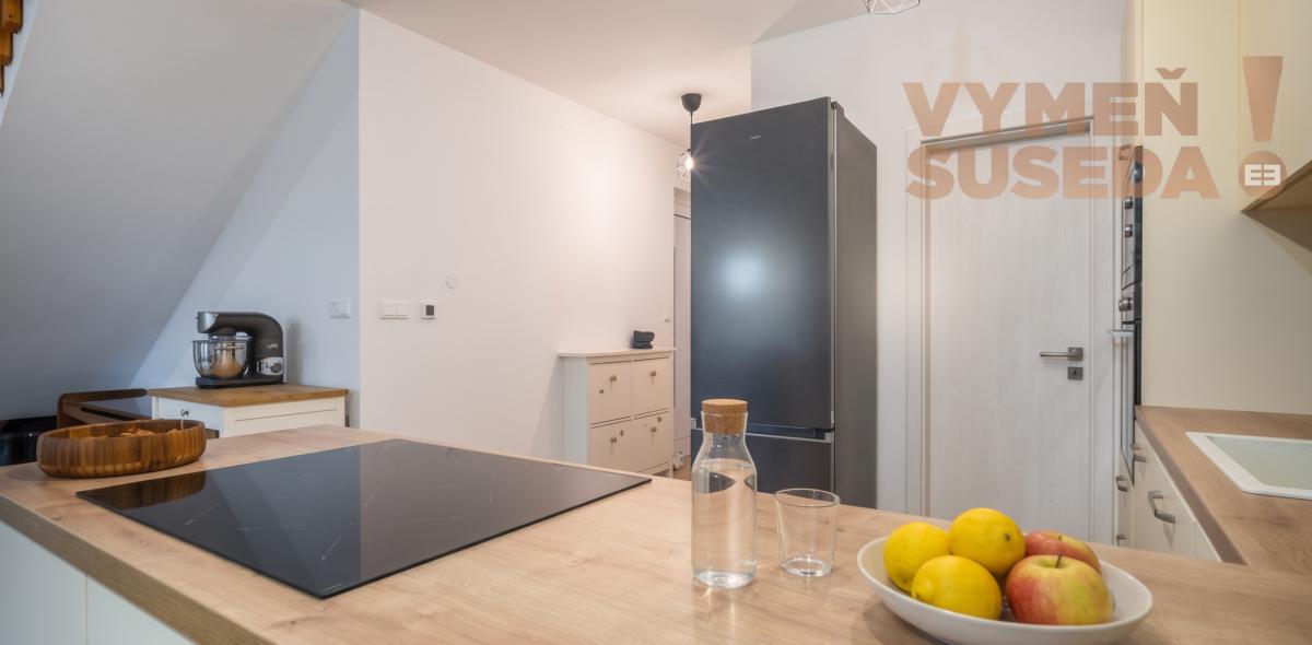 VYMEŇ SUSEDA – MODERNÝ 4-IZBOVÝ RADOVÝ DOM S UDRŽIAVANOU ZÁHRADOU A TERASOU, NOVÁ DEDINKA