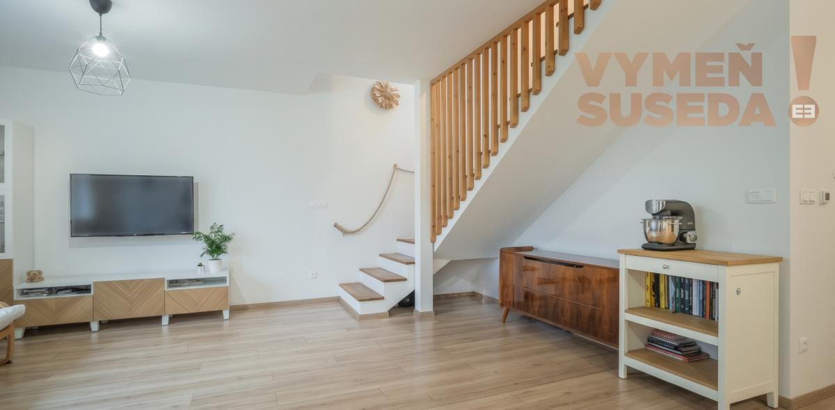 VYMEŇ SUSEDA – MODERNÝ 4-IZBOVÝ RADOVÝ DOM S UDRŽIAVANOU ZÁHRADOU A TERASOU, NOVÁ DEDINKA