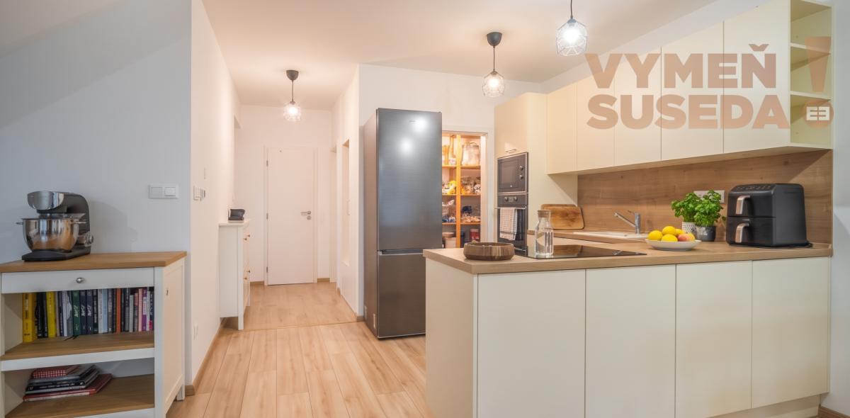 VYMEŇ SUSEDA – MODERNÝ 4-IZBOVÝ RADOVÝ DOM S UDRŽIAVANOU ZÁHRADOU A TERASOU, NOVÁ DEDINKA