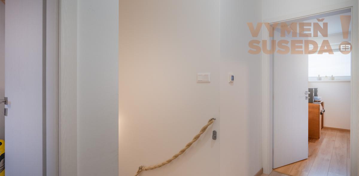 VYMEŇ SUSEDA – MODERNÝ 4-IZBOVÝ RADOVÝ DOM S UDRŽIAVANOU ZÁHRADOU A TERASOU, NOVÁ DEDINKA
