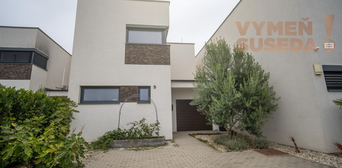 VYMEŇ SUSEDA – MODERNÝ 4-IZBOVÝ RADOVÝ DOM S UDRŽIAVANOU ZÁHRADOU A TERASOU, NOVÁ DEDINKA