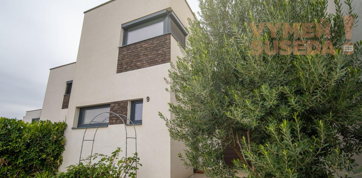 VYMEŇ SUSEDA – MODERNÝ 4-IZBOVÝ RADOVÝ DOM S UDRŽIAVANOU ZÁHRADOU A TERASOU, NOVÁ DEDINKA