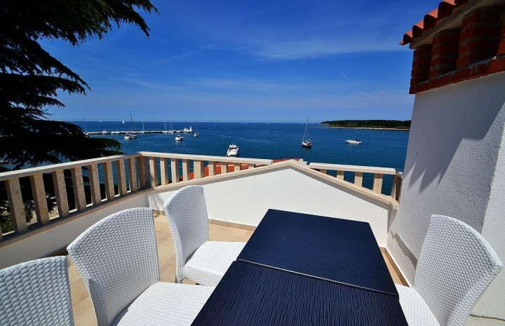 ESTATE INVEST - Na predaj krásna vila priamo pri mori, Chorvátsko Novigrad