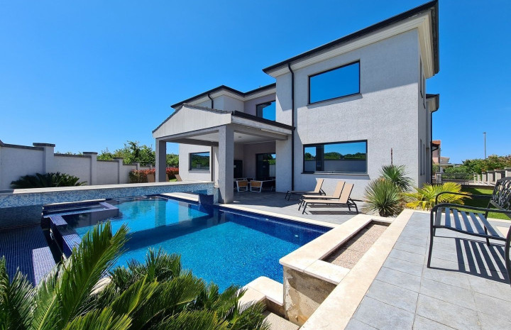 ESTATE INVEST - Na predaj rodinná vila s krásnym pozemkom, Chorvátsko - oblasť Medulin