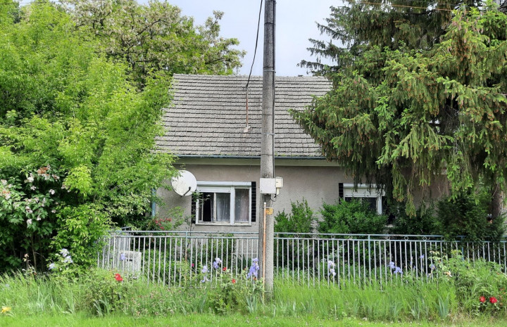 VYMEŇ SUSEDA! - ZNÍŽENÁ CENA!! Na predaj starší RD v Piešťanoch časť - Kocurice