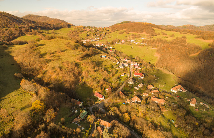 VYMEŇ SUSEDA! – Veľký stavebný pozemok s úžasným výhľadom o výmere 3045 m2 pri meste Banská Štiavnica