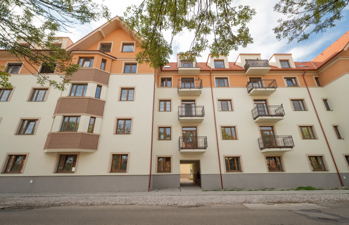 PREDANÉ – Novostavba slnečného 2 izb. bytu na Kasárenskej ulici v Nových Zámkoch s balkónom, pivnicou a parkovacím státim