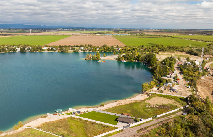 VYMEŇ SUSEDA! – Exkluzívny pozemok na predaj priamo pri jazere Veľké Košariská, Rovinka.
