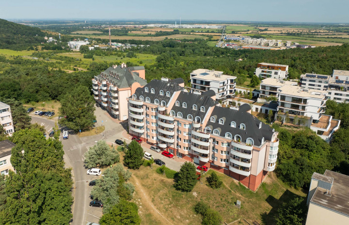 VYMEŇ SUSEDA! - VÝNIMOČNÝ VELKOMETRÁŽNY 3 IZB. BYT S DVOMA TERASAMI 131.00 m2 VYHĽADÁVANÁ LOKALITA, BA IV, DÚBRAVKA.