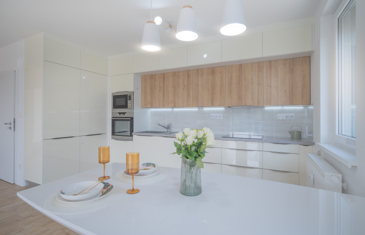 PREDANÉ! – VÝNIMOČNÝ 3 IZB. BYT 94.36m2 , NOVOSTAVBA S PREDZÁHRADKOU 150.00m2, OPOJ, TT.