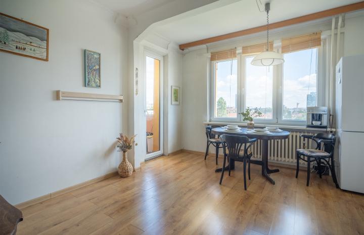 PREDANÉ! - VÝNIMOČNÝ 4 IZB. BYT S DVOMI LOGGIAMI, VYHĽADÁVANÁ LOKALITA, BA III, ČSL. Parašutistov.