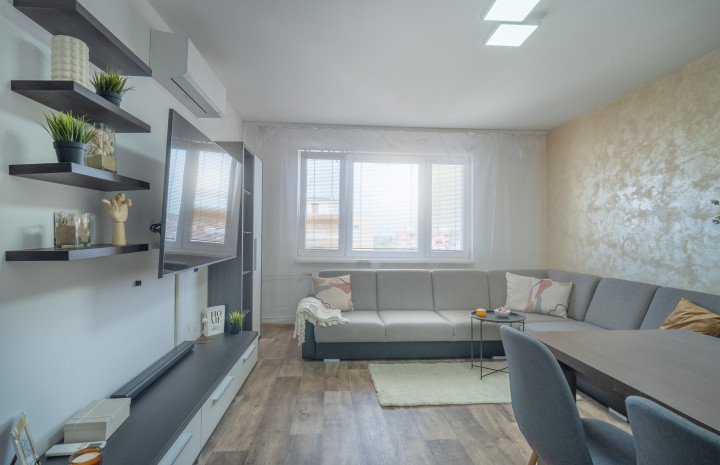 PREDANÉ! – Zrekonštruovaný, zariadený a slnečný 3 izb.byt so zasklenou loggiou Šala – Veča, Narcisová ulica.