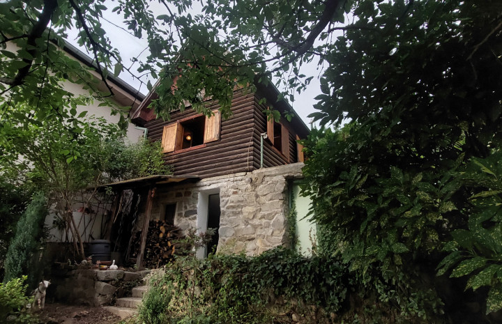 REZERVOVANÉ! - VÝNIMOČNÁ REKREAČNÁ CHATA, POZEMOK 395.00 m2 - ULICA NAD VINOHRADMI., BA IV – DNV.