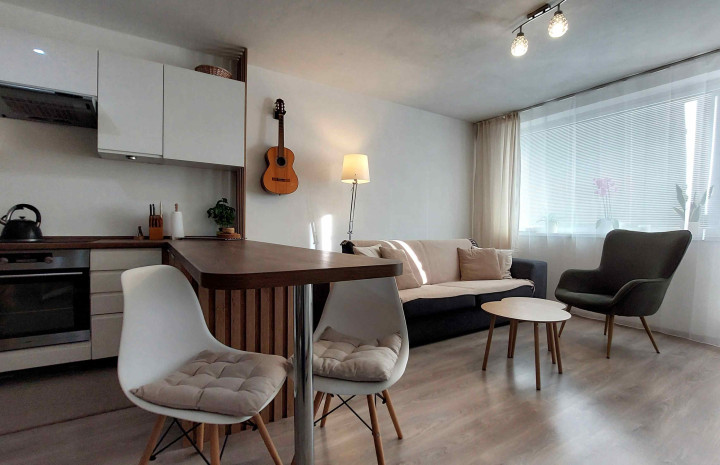 VYMEŇ SUSEDA! - VÝNIMOČNÝ 1 IZB. KOMPLETNE ZARIADENÝ BYT s parkovaním, obec Miloslavov