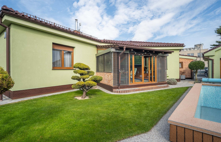 VYMEŇ SUSEDA! – Na predaj výnimočný rodinný dom s bazénom, saunou a garážou v Bratislave – Podunajské Biskupice