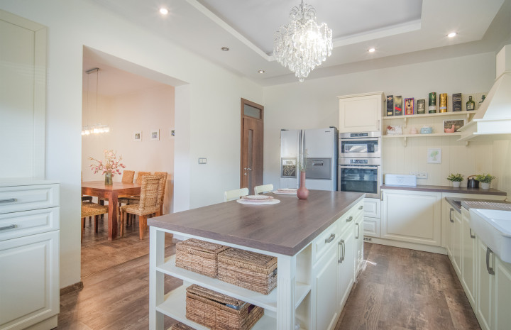 VYMEŇ SUSEDA! – NÍZKOENERGETICKÝ NADŠTANDARDNÝ RODINNÝ DOM KOMPLETNE ZARIADENÝ 306 M2 NA POZEMKU 10á S VÝNIMOČNOU POLOHOU, DUNAJSKÁ STREDA, ul. Sándora Petöfiho