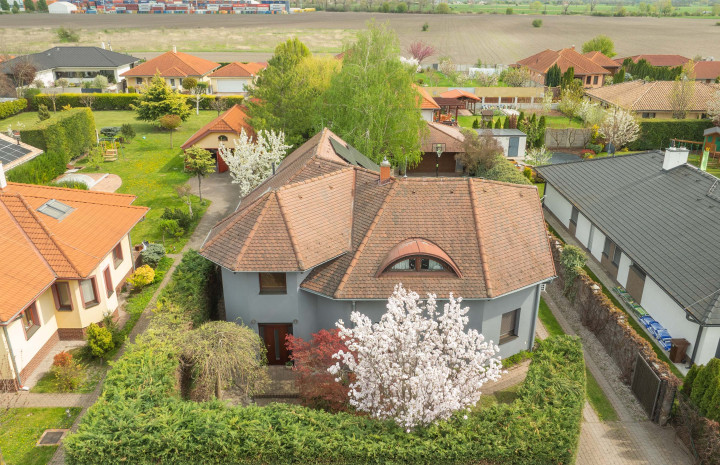 VYMEŇ SUSEDA! – NÍZKOENERGETICKÝ NADŠTANDARDNÝ RODINNÝ DOM KOMPLETNE ZARIADENÝ 306 M2 NA POZEMKU 10á S VÝNIMOČNOU POLOHOU, DUNAJSKÁ STREDA, ul. Sándora Petöfiho