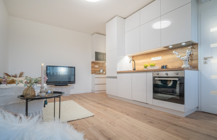 VYMEŇ SUSEDA! - VÝNIMOČNÝ 2 IZB. ZREKONŠTRUOVANÝ EŠTE NEOBÝVANÝ BYT s LOGGIOU, VYHĽADÁVANÁ LOKALITA DÚBRAVKA, BUJNÁKOVA UL., BA IV.