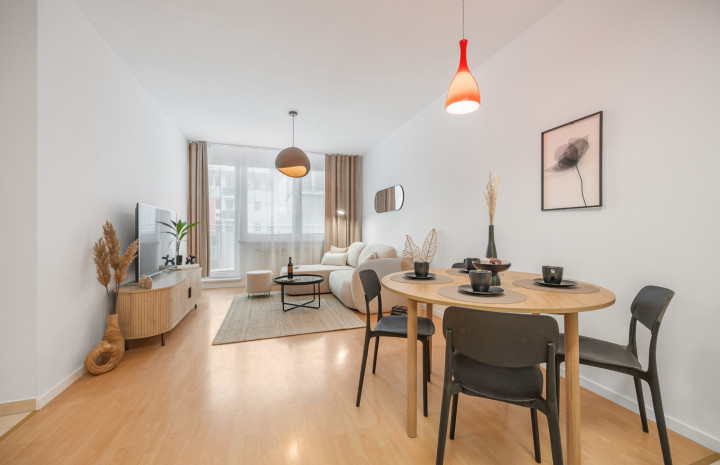 VYMEŇ SUSEDA! - PONÚKAME NA PRENÁJOM KOMPLETNE ZARIADENÝ 2 IZB. BYT S BALKÓNOM VO VYHĽADÁVANEJ LOKALITE KARLOVÁ VES